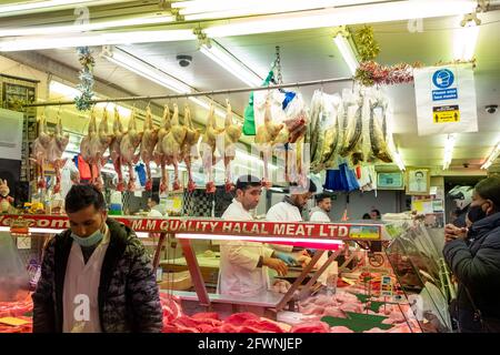 Brixton, Londres : mai 2021 : vendeurs de viande halal sur Electric Avenue à Brixton, au sud-ouest de Londres Banque D'Images