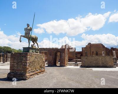 Statue de Centaur du sculpteur polonais Igor Mitoraj au forum de Pompéi - site archéologique de Pompéi, Italie Banque D'Images