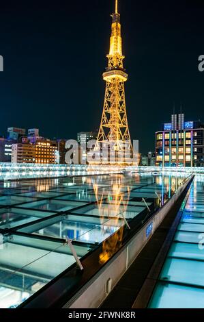 Vue de la Tour de Télévision de Nagoya à partir de la toiture d'Oasis 21 dans le centre de Nagoya, au Japon. Banque D'Images