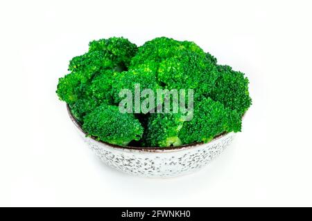 Brocoli bouilli dans un bol, isolé sur fond blanc. Repas végétalien sain Banque D'Images