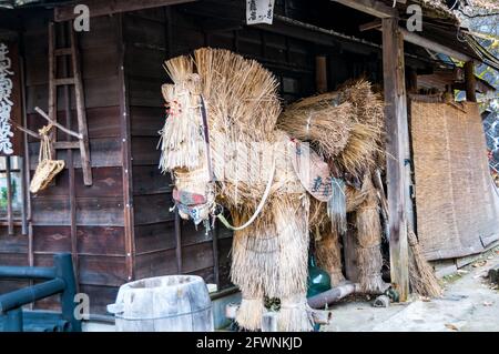 Un cheval de paille à un bâtiment en bois dans la région de Tsumago une des anciennes villes de la postal Nakasendo, façon Vallée Kiso, Nagano Prefecture, Japan. Banque D'Images