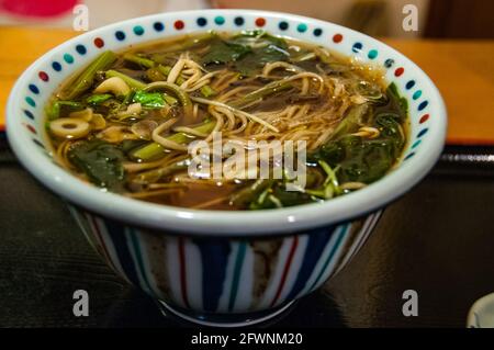 Un bol de sansai (légumes de montagne) de nouilles soba dans un restaurant de Matsumoto. Banque D'Images