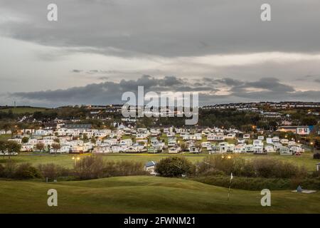 Youghal, Cork, Irlande. 24 mai 2021. Tôt le matin, la lumière commence à éclairer un garage de vacances à Youghal, Co. Cork, Irlande. - crédit; David Creedon / Alamy Live News Banque D'Images