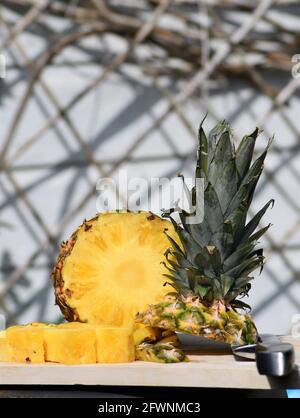 Ananas coupé prêt pour un barbecue Banque D'Images