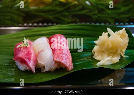 Sélection de sushis sur une feuille plate dans un restaurant dans l'ancien marché aux poissons de Tsukiji à Tokyo. Banque D'Images