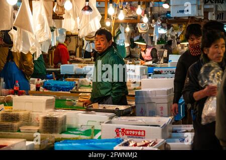 L'agitation du marché aux poissons de Tsukiji, à Tokyo, au Japon. Banque D'Images