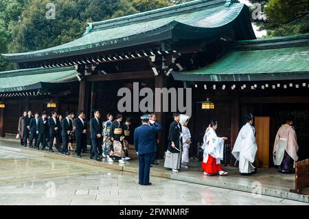 Une cérémonie de mariage procession avec les participants de porter des vêtements traditionnels à l'ère Meiji-jingu, dans le centre de Tokyo. Banque D'Images