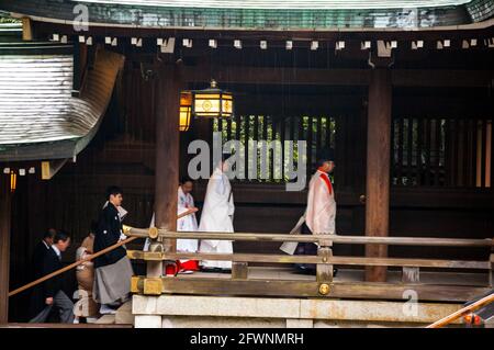 Une cérémonie de mariage procession avec les participants de porter des vêtements traditionnels à l'ère Meiji-jingu, dans le centre de Tokyo. Banque D'Images