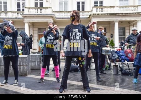 Londres, Royaume-Uni. 23 mai 2021. Extinction les manifestants de la rébellion se sont rassemblés une fois de plus devant le Musée des sciences de South Kensington pour protester contre le parrainage par Shell de l'exposition notre future planète sur le changement climatique. Banque D'Images