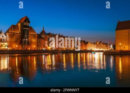 Vue nocturne sur la ville de Gdansk. Vue sur la célèbre grue et les façades de vieilles maisons médiévales sur la promenade de la ville de Gdansk. Pologne. Banque D'Images