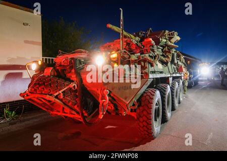 Pilsen, République tchèque. 22 mai 2021. Les premiers véhicules du convoi militaire américain à se rendre de l'Allemagne à l'exercice de l'OTAN en Hongrie ont conduit en République tchèque, le 22 mai 2021. 15 véhicules sont arrivés en République tchèque au poste-frontière de Rozvadov. Après avoir quitté leur base en Allemagne, les troupes américaines s'arrêteront sur leur chemin dans un camp de tentes de l'armée à Rancirov près de Jihlava, en Moravie du Sud, où elles passeront la nuit. Crédit: Miroslav Chaloupka/CTK photo/Alamy Live News Banque D'Images