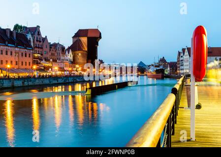 Vue nocturne sur la ville de Gdansk. Vue sur la célèbre grue et les façades de vieilles maisons médiévales sur la promenade de la ville de Gdansk. Pologne. Banque D'Images