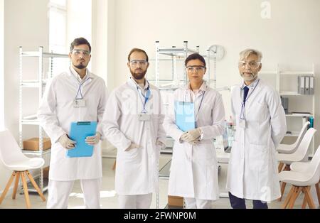 Portrait des membres du groupe de recherche médicale en blouses de laboratoire et lunettes de protection en laboratoire Banque D'Images