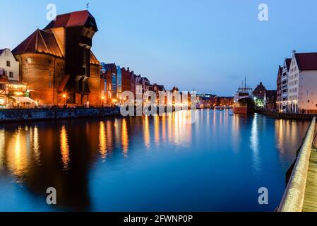 Vue nocturne sur la ville de Gdansk. Vue sur la célèbre grue et les façades de vieilles maisons médiévales sur la promenade de la ville de Gdansk. Pologne. Banque D'Images