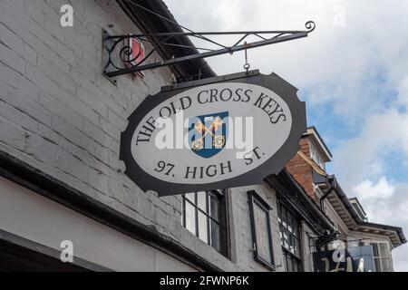 Signalisation pour The Old Cross Keys, une ancienne auberge datant de 1485, Stony Stratford, Buckinghamshire, Royaume-Uni; maintenant occupé par un salon de coiffure maîtres Banque D'Images