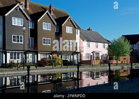 Dockside maisons et appartements à Wivenhoe, Essex, Angleterre Royaume-Uni Banque D'Images
