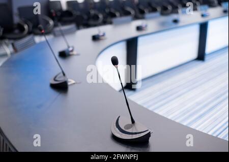 Gros plan des microphones dans une salle de réunion vide lors d'une conférence de presse. Banque D'Images