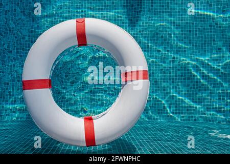 Vue de dessus de la bouée de sauvetage flottant au-dessus de l'eau bleue Banque D'Images