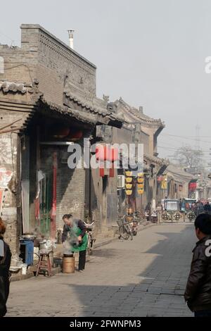 Photo verticale d'un vendeur de rue Dumpling, Pingyao Old City, province du Shanxi, Chine 8th novembre 2012 Banque D'Images