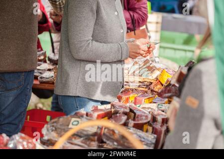 NAZ-SCIAVES, ITALIE - 13 OCTOBRE 2019 : un marché alimentaire typique stalle lors d'une fête locale d'automne à Val Isarco ( Tyrol du Sud ) Banque D'Images