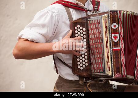 NAZ-SCIAVES, ITALIE - 13 OCTOBRE 2019 : musicien en costume typique lors d'une fête locale d'automne à Val Isarco ( Tyrol du Sud ) Banque D'Images