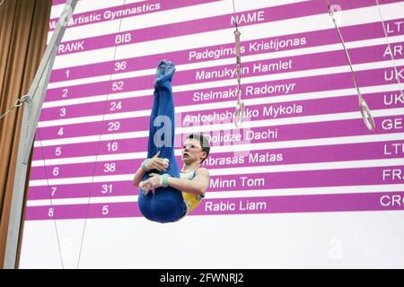 KIEV, UKRAINE - 23 MAI 2021 - un athlète se produit lors de la coupe internationale d'Ukraine 2021, la 19e édition du tournoi international de gymnastique artistique, Kiev, capitale de l'Ukraine. Credit: UKRINFORM/Alamy Live News Banque D'Images