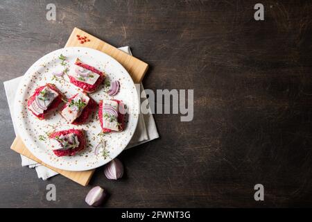 hors-d'œuvre de hareng. Hareng avec betteraves sur pain de seigle. Concept d'alimentation du cerveau. Cuisine maison. Banque D'Images