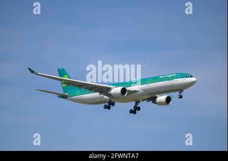 Munich, Allemagne - 09. Mai 2021 : Aer Lingus Airbus A330-302 avec l'immatriculation EI-FNG à l'approche de la piste nord 08L du Mu Banque D'Images