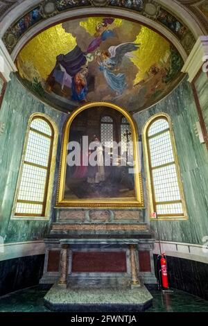 Cappella di San domenico Guzman (Chapelle de Saint Dominique Guzman) au-dessus de l'autel la peinture (1871) de P. Loverini décrivant le Saint dans la prière invoquant Dieu pour le prince Napoléon Orsini. La Mosaïque dans la lunette ci-dessus montre 'l'annonce de la Vierge Marie' Sanctuaire pontifical de la Sainte Vierge du Rosaire de Pompéi - Italie Banque D'Images