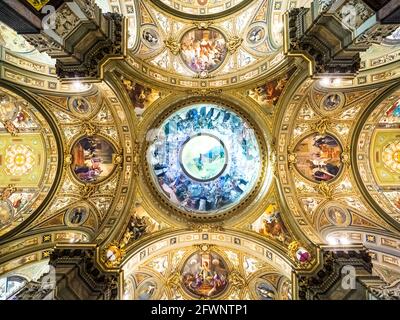 Chambre forte à la décoration intérieure dans le Sanctuaire pontifical de la Sainte Vierge Du Rosaire de Pompéi - Italie Banque D'Images