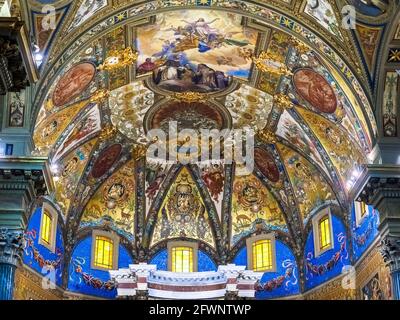 Chambre forte à la décoration intérieure dans le Sanctuaire pontifical de la Sainte Vierge Du Rosaire de Pompéi - Italie Banque D'Images