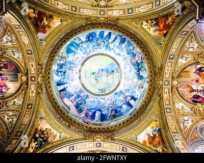 Chambre forte à la décoration intérieure dans le Sanctuaire pontifical de la Sainte Vierge Du Rosaire de Pompéi - Italie Banque D'Images