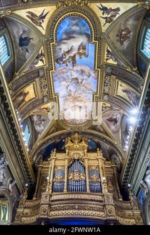 Orgue à pipe dans le Sanctuaire pontifical de la Sainte Vierge de Le Rosaire de Pompéi - Italie Banque D'Images