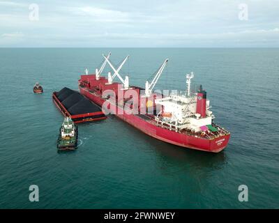 Transport du charbon de la barge à la vue aérienne du navire-mère Banque D'Images