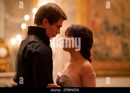 CAMILA CABELLO et NICHOLAS GALITZINE à CENDERELLA (2021), réalisé par KAY CANNON. Crédit : Columbia Pictures / Sony Pictures Entertainment / Album Banque D'Images