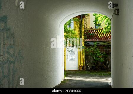 Vue sur une vieille maison de Munich Haidhausen à Preysingstraße, un quartier de village au centre de Munich. Banque D'Images