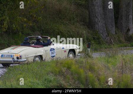 CAGLI, ITALIE - 28 octobre 2020: CAGLI , ITALIE - OTT 24 - 2020: CAGLI , ITALIE - OTT 24 - 2020: AUSTIN HEALEY 100 6 1957 une vieille voiture de course dans le rallye mille M. Banque D'Images