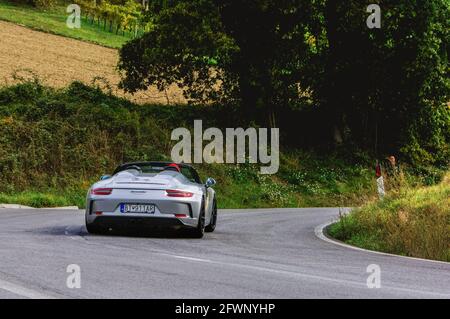 CAGLI, ITALIE - 28 octobre 2020: CAGLI , ITALIE - OTT 24 - 2020: CAGLI , ITALIE - OTT 24 - 2020: AUSTIN HEALEY 100 6 1957 une vieille voiture de course dans le rallye mille M. Banque D'Images