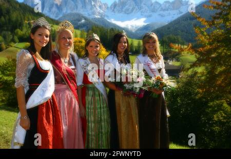 schöne attraktive Frauen mit Tracht und Dirndl in Villnöß in St. Magdalena beim Speckfest und Trachtenfest in den Dolomiten in Südtirol Italien Banque D'Images