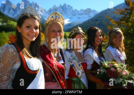 schöne attraktive Frauen mit Tracht und Dirndl in Villnöß in St. Magdalena beim Speckfest und Trachtenfest in den Dolomiten in Südtirol Italien Banque D'Images