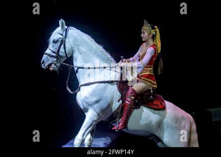 Saint-Pétersbourg, Russie 08-18-2019. Artiste de dressage et acrobatie à cheval dans un spectacle de cirque. Banque D'Images