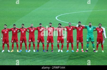 Non exclusif: KHARKIV, UKRAINE - 23 MAI 2021 - les joueurs de Bahreïn sont vus sur le terrain avant un match amical contre l'Ukraine au Stad Metalist Banque D'Images