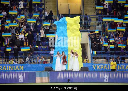 Non exclusif: KHARKIV, UKRAINE - 23 MAI 2021 - des musiciens se produisent avant un match amical entre l'Ukraine et Bahreïn au stade métaliste Regiona Banque D'Images