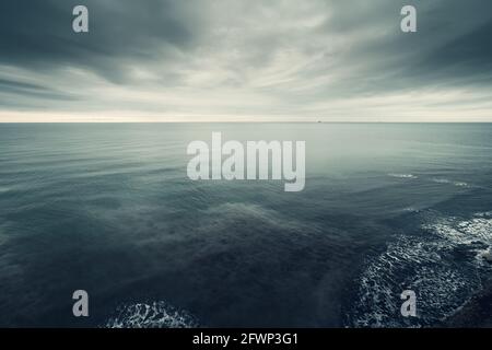 Paysages marins spectaculaires, nuages bleu foncé et surface de l'eau de mer ou d'océan, temps avant la tempête. Banque D'Images