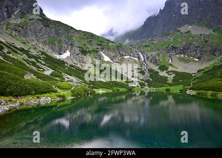 Paysage dans les Hautes Tatras avec les montagnes, le lac de Velicke pleso et la cascade Vélicky vodopad. Slovaquie. Banque D'Images