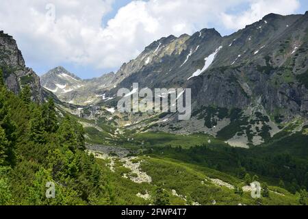 Paysage dans les Hautes Tatras. Les sommets de Strbsky stit et Satan, le canyon Mlynicka dolina, situé près de Strbske pleso. Slovaquie. Banque D'Images