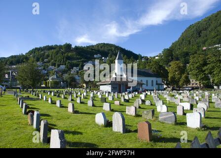 NORHEIMSUN, NORVÈGE - 21 août 2014 : vue sur les pierres tombales et la petite église du cimetière scandinave près de Norheimsund Banque D'Images