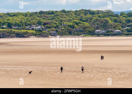 Vue de l'extrême Arnside sur la baie de Morecambe en direction de Silverdale, Lancashire, Royaume-Uni avec des randonneurs sur le sable Banque D'Images