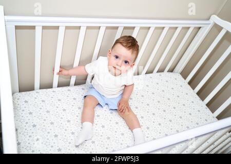 un petit enfant est allongé dans un lit d'enfant. vue de dessus Banque D'Images