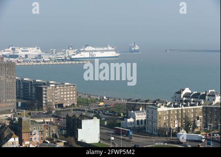 Vue sur Douvres, avec le port de ferry en arrière-plan photographié depuis les hauteurs occidentales de Douvres. Dover, Royaume-Uni. 8 mars 2011 Banque D'Images